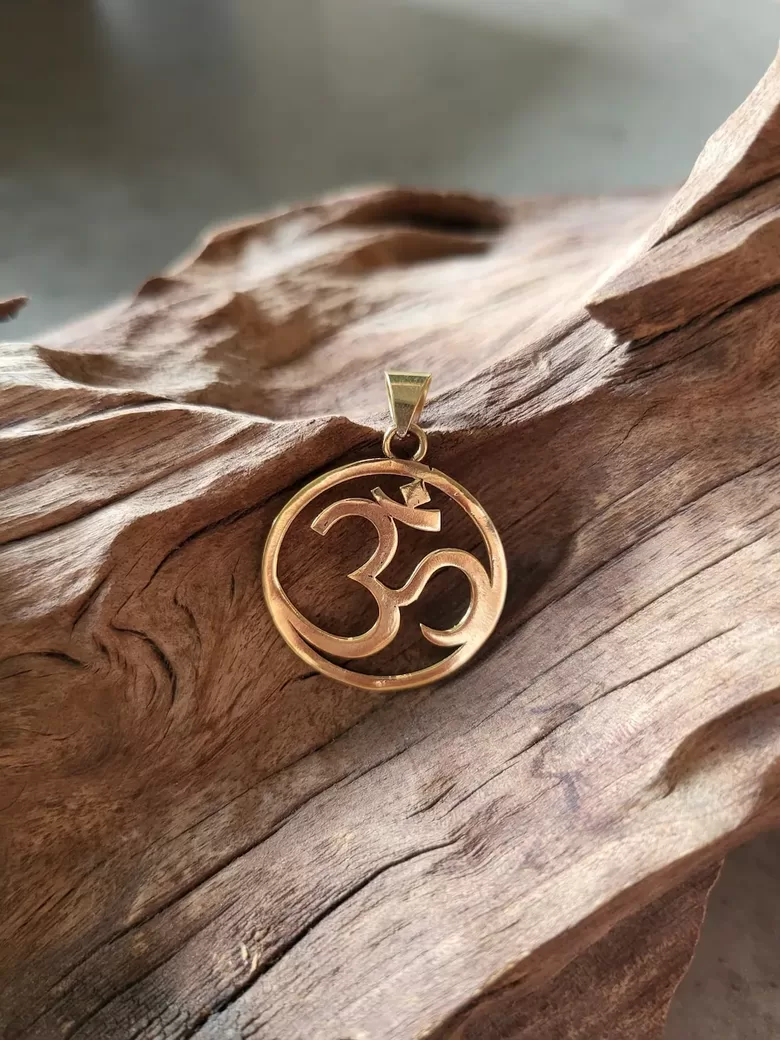 Bronzas kulons “OM”